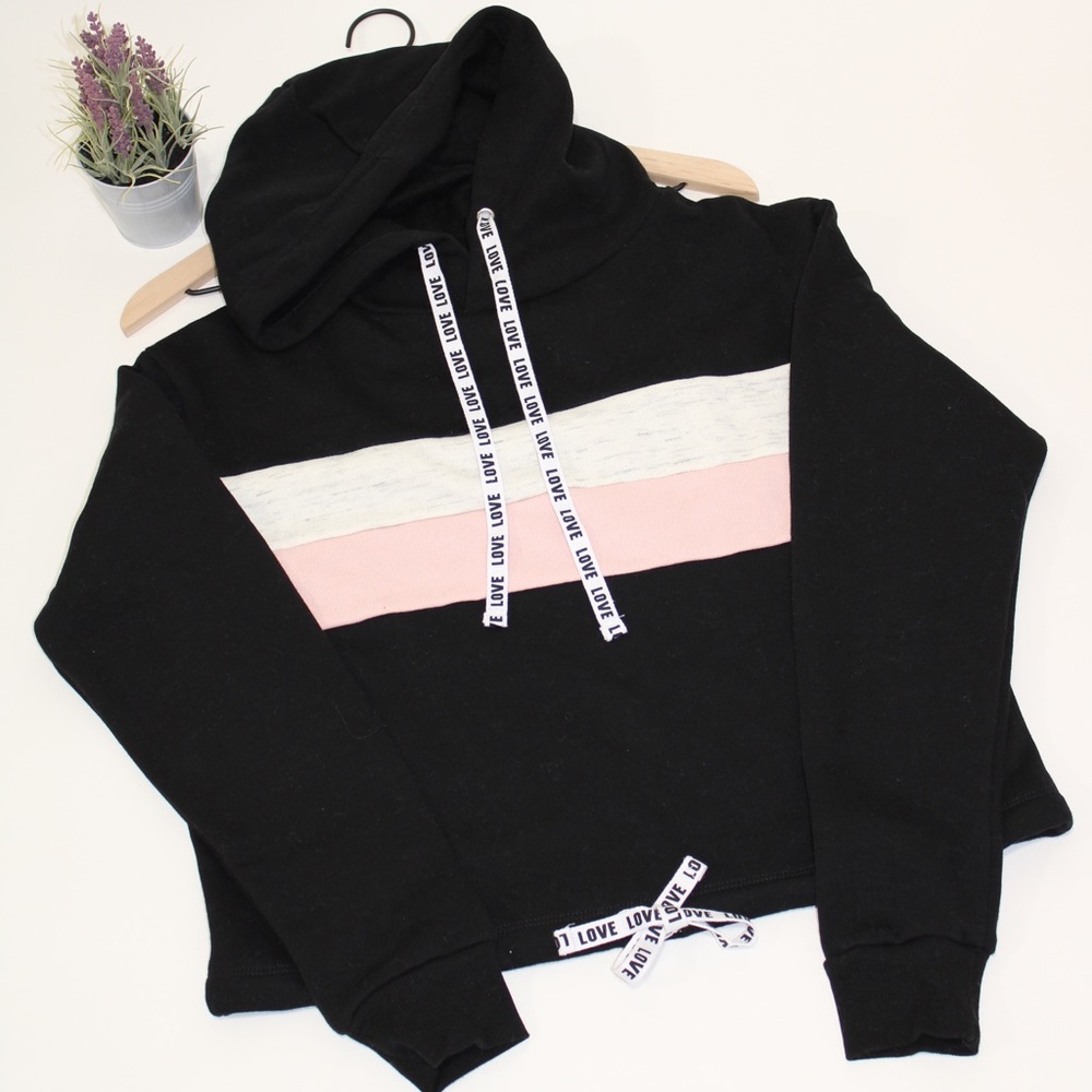 Pullover hoodie with love print on strings.